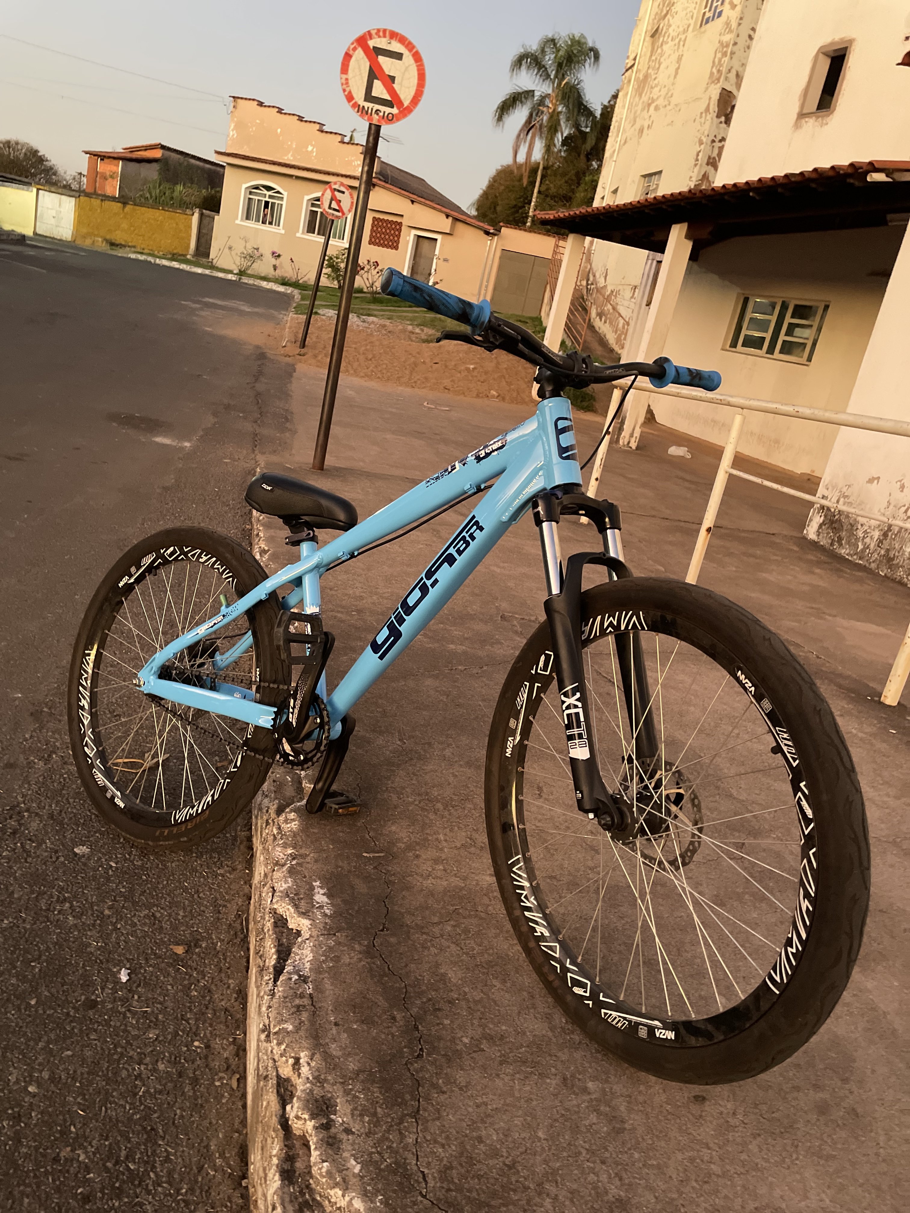 BICICLETA ARO 26 GIOS 4TRIX - AZUL BEBÊ E AZUL C/ AMORTECEDOR