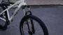 BICICLETA ABSOLUTE BRUTUS ARO 26" - BRANCA E PRETA COM FREIO HIDRÁULICO SHIMANO