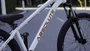 BICICLETA ABSOLUTE BRUTUS ARO 26" - BRANCA E PRETA COM FREIO HIDRÁULICO SHIMANO