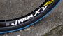 BICICLETA ARO 26 PORTAL WHEELING PERIFA 2.0 - 14,5" - BRANCA E AZUL, PNEU AZUL COM FREIO HIDRAÚLICO SHIMANO