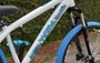 BICICLETA ARO 26 PORTAL WHEELING PERIFA 2.0 - 14,5" - BRANCA E AZUL, PNEU AZUL COM FREIO HIDRAÚLICO SHIMANO