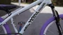 BICICLETA ARO 26" PORTAL WHEELING PERIFA 2.0 - 14,5" - BRANCA E ROXO COM FREIO HIDRAÚLICO SHIMANO