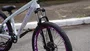 BICICLETA ARO 26" PORTAL WHEELING PERIFA 2.0 - 14,5" - BRANCO E ROXO COM FREIO HIDRAÚLICO SHIMANO COMPLETO