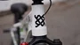 BICICLETA HUPI NAJA ARO 26 - BRANCA E OIL SLICK COM FREIO A DISCO HIDRÁULICO SHIMANO