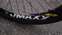 BICICLETA HUPI NAJA ARO 26 - BRANCA E OIL SLICK COM FREIO A DISCO HIDRÁULICO SHIMANO