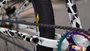 BICICLETA HUPI NAJA ARO 26 - BRANCA E OIL SLICK COM FREIO A DISCO HIDRÁULICO SHIMANO