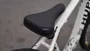BICICLETA HUPI NAJA ARO 26 - BRANCA E OIL SLICK COM FREIO A DISCO HIDRÁULICO SHIMANO