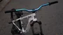 BICICLETA HUPI NAJA ARO 26 - BRANCA E OIL SLICK COM FREIO A DISCO HIDRÁULICO SHIMANO