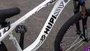 BICICLETA HUPI NAJA V10 ARO 26 - BRANCA E ROXA COM FREIO A DISCO HIDRÁULICO SHIMANO
